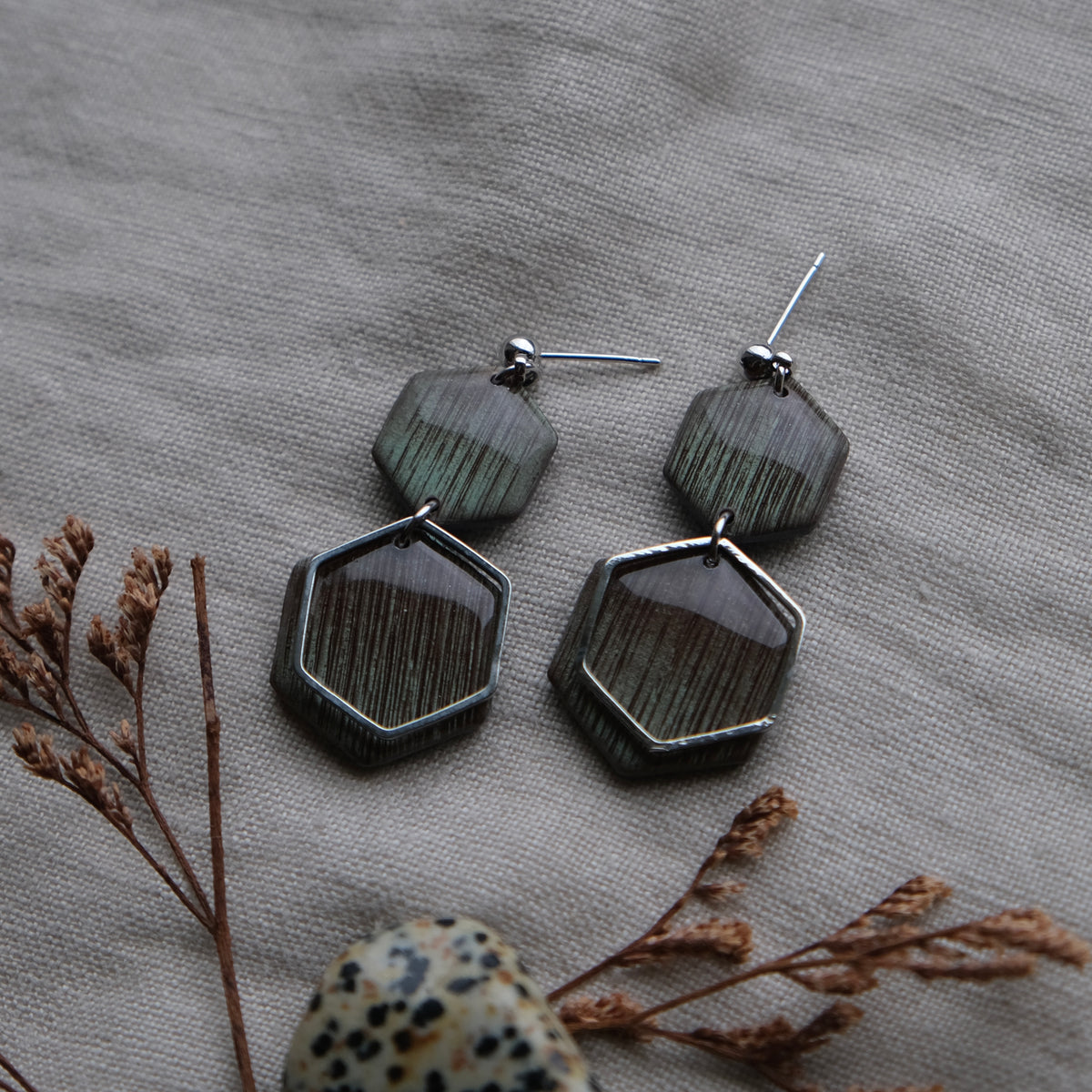 anu | brushed labradorite