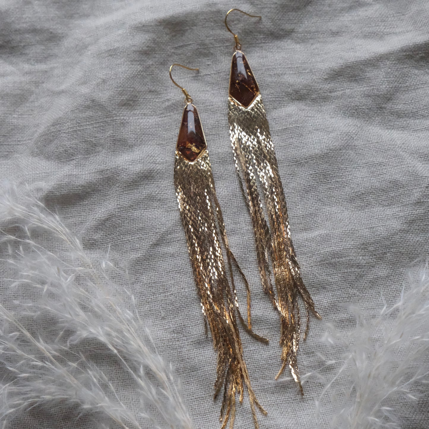 lasairíona | brown & gold