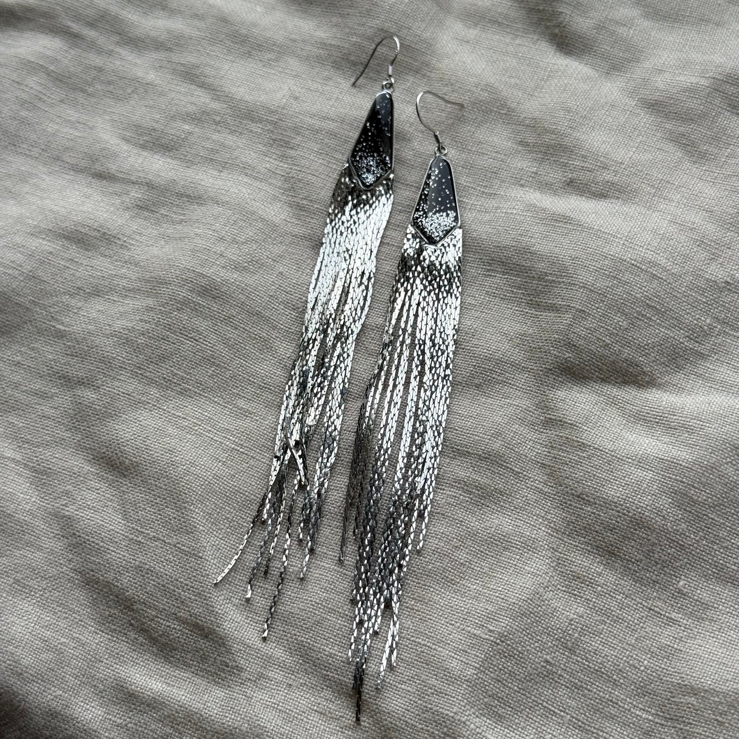 lasairíona | black & silver