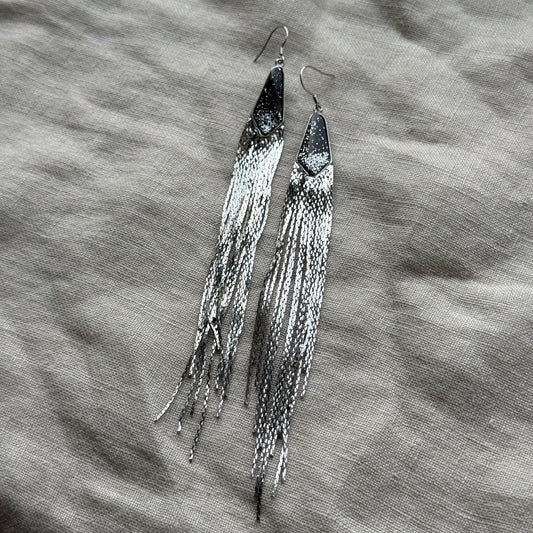 lasairíona | black & silver