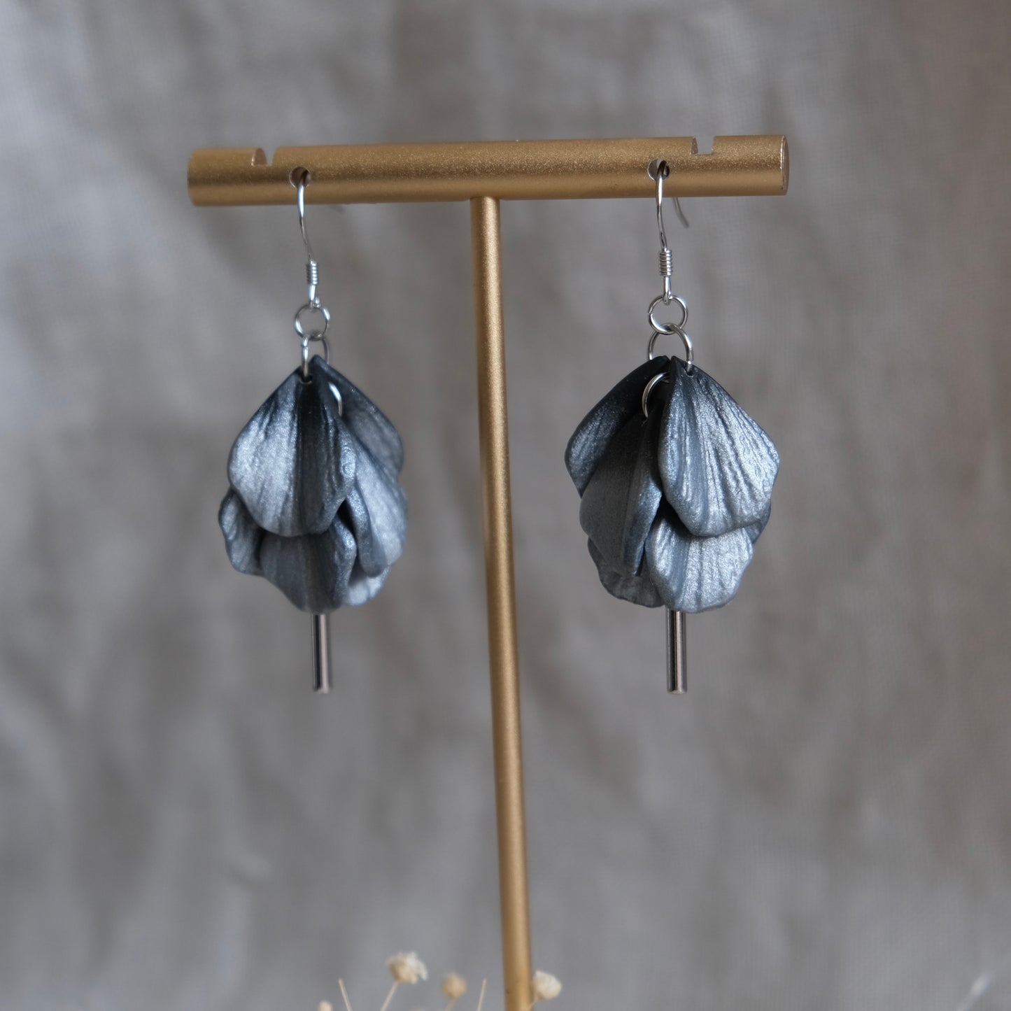 bláthine | silver + black