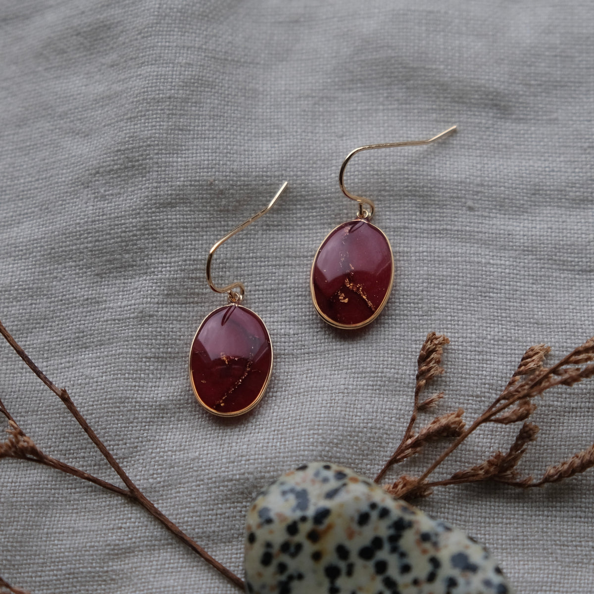 una | red & gold