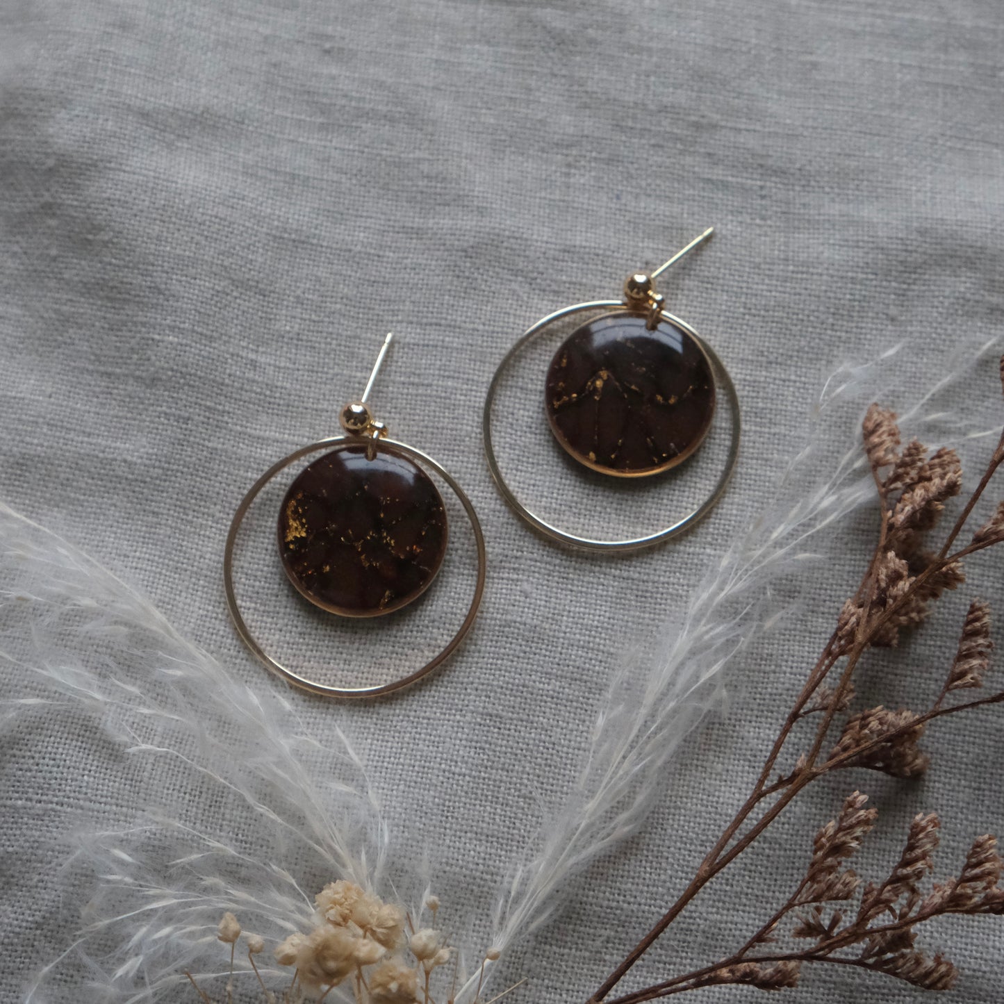 ríona | brown & gold